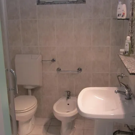 Baia Di Carlino Tourist דירה