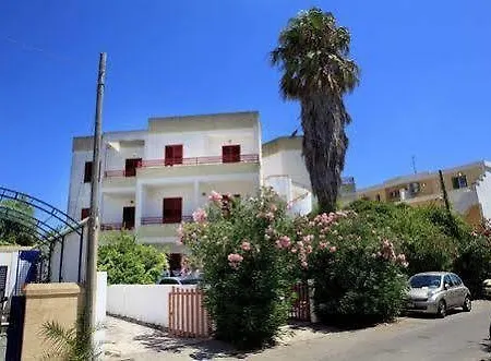 Baia Di Carlino Tourist דירה